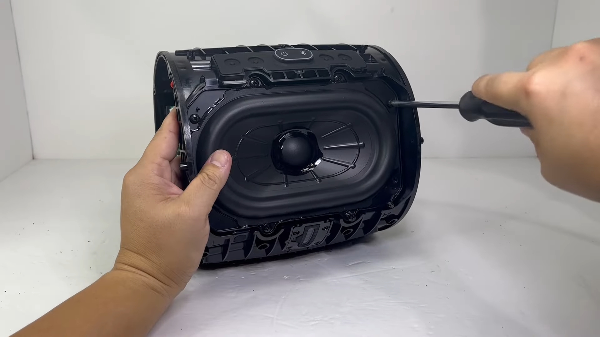 10 passo de como abrir a jbl boombox 3