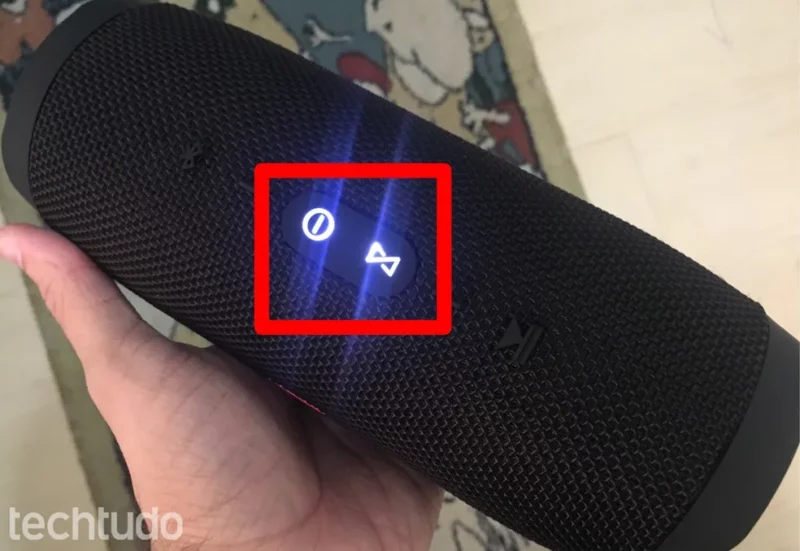 caixa de som jbl com bluetooth ligada